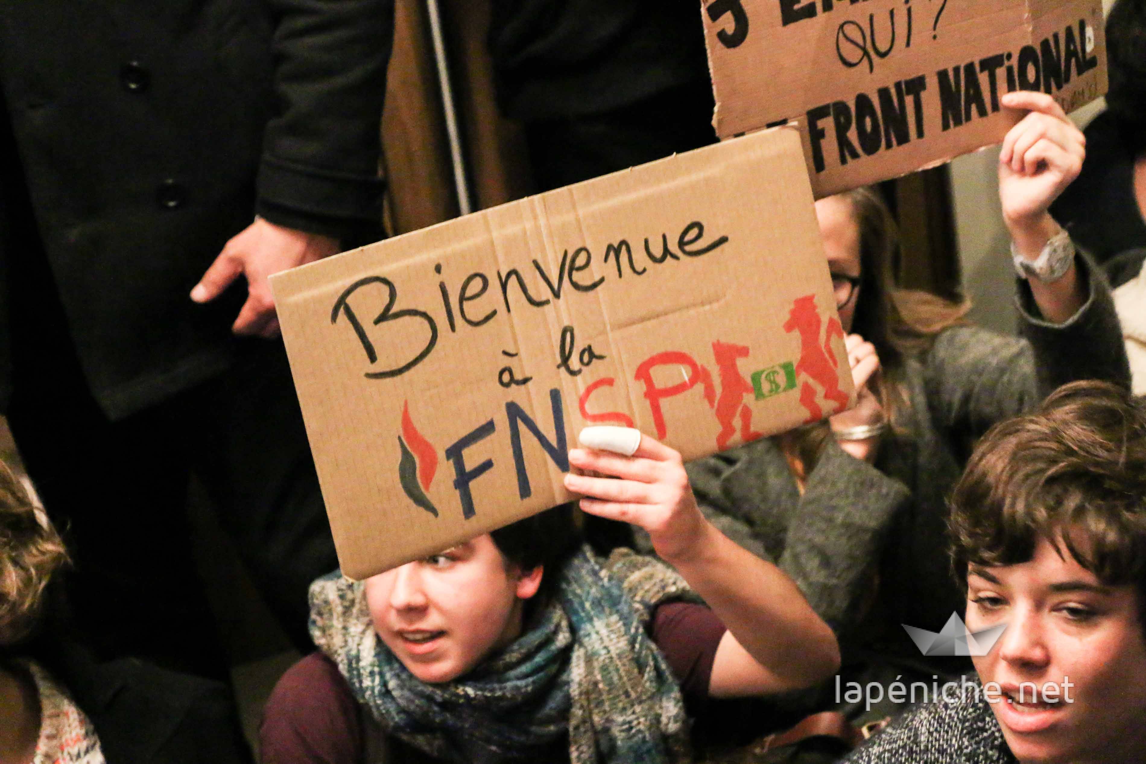 Des manifestants en Péniche. (Yann Schreiber pour La Péniche)