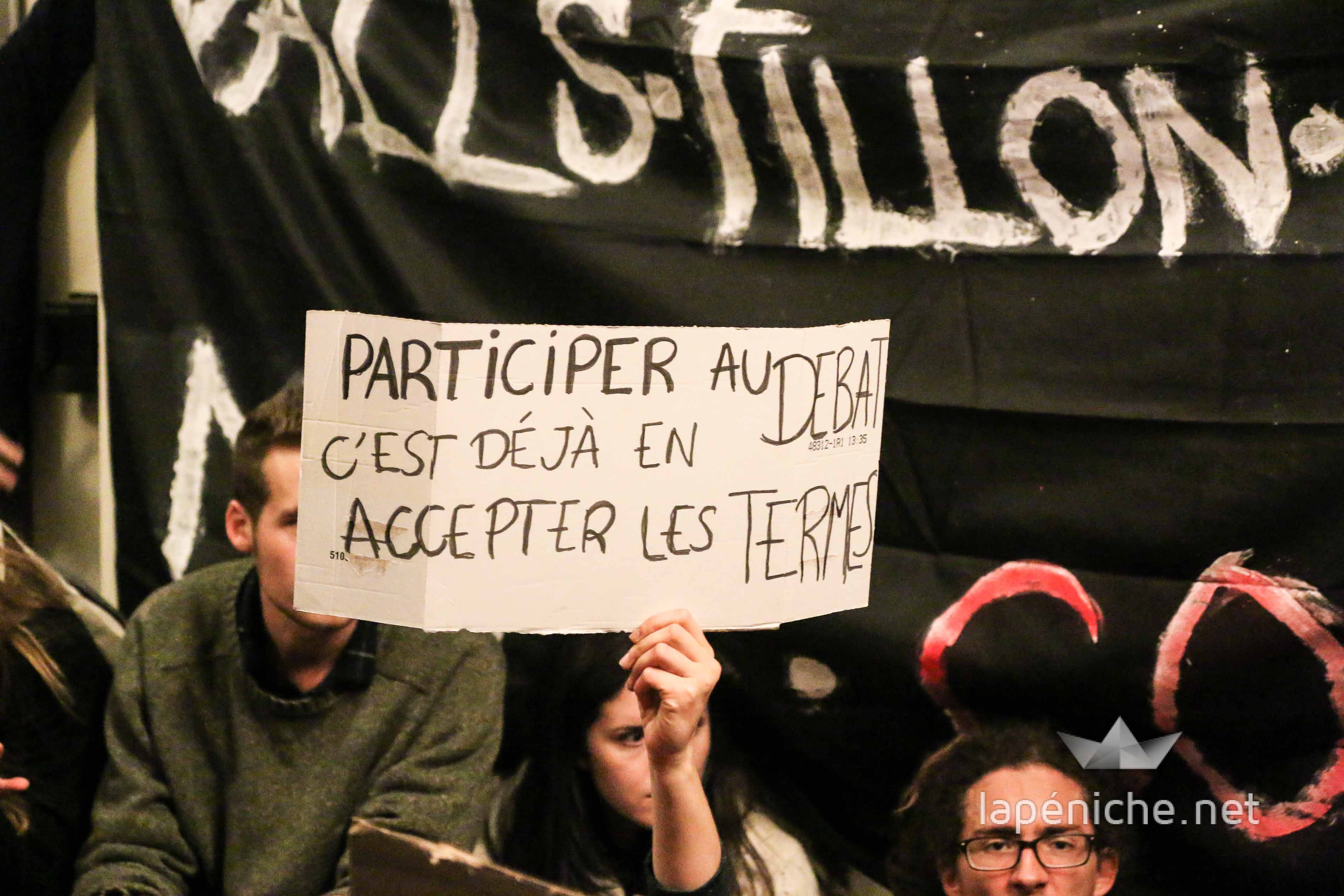 Des manifestants en Péniche. (Yann Schreiber pour La Péniche)
